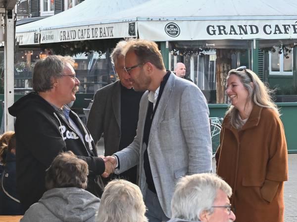 Burgemeester met zijn vrouw ter kennismaking.