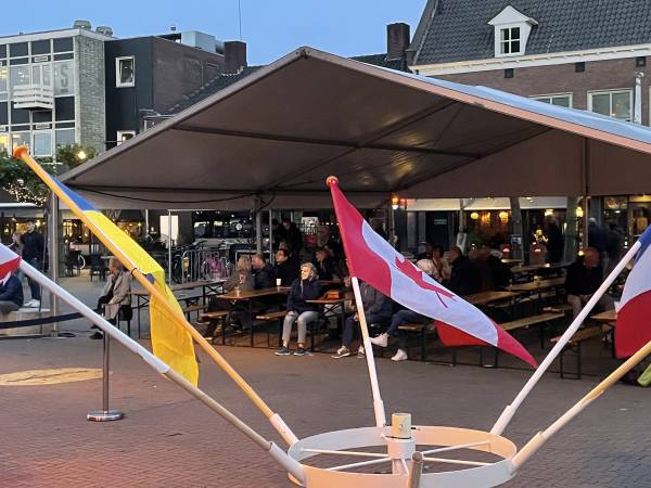 Pleinaankleding met internationale vlaggen.